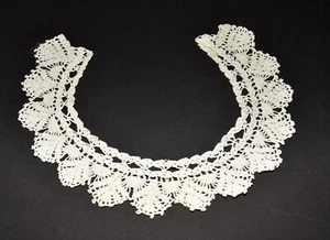 Antiguo collar de ganchillo vintage blanco cremoso diseño abanico borde festoneado - Imagen 1 de 6