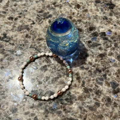 8” boho bead bracelet (howlite, gold EP hematite, glass, 925 sterling/elastic) - Imagem 1 de 4