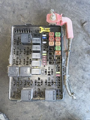 Compartimento painel bloco junção relé caixa fusível motor Dodge Charger 2011-2014 - Imagem 1 de 4