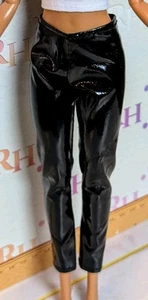 PANTALONES DE CUERO CON PATENTE SINTÉTICA NEGROS Se adapta a muñecas Barbie de 11,5" HECHOS PARA MOVER - Imagen 1 de 9