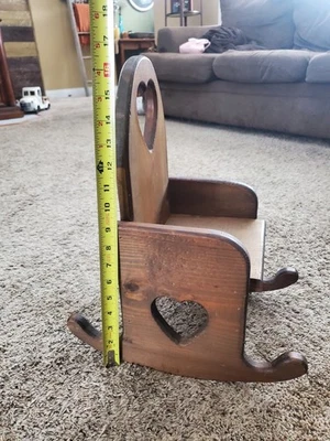Mecedora antigua de madera con recortes de corazón tamaño infantil Foto 1 de 4
