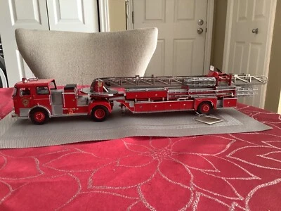 Franklin Mint 800-KT 1:32 1965 Seagrave Aerial Ladder Truck - Image 1 of 4