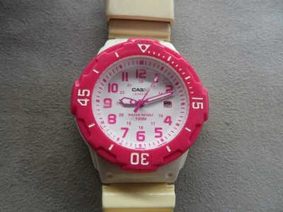 Reloj Damas Casio 3663 LRW-200H Indicador Día Bisel Rosa y Números Batería Nueva Foto 1 de 4
