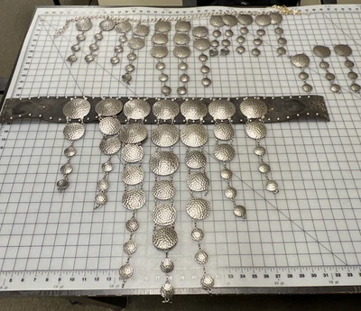 Repro. Estilo medieval/ren faire - Lote de 2 cinturones de placas de metal martillado Foto 1 de 4