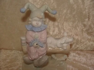 FIGURINA VINTAGE JESTER CLOWN CON CANE ~ 5,5” alta ~ ottime condizioni ~ - Foto 1 di 6