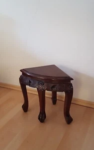 Beistelltisch mit Holzschnitzereien, auch als Blumensäule - Bild 1 von 5