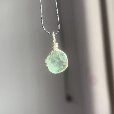 Collar de fluorita verde radiante - Desbloquea el poder de la curación natural Foto 1 de 4