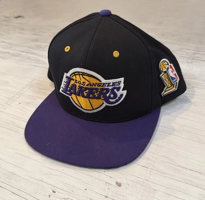 Sombrero Mitchell & Ness Hardwood Classics Los Angeles Lakers 2002 Campeones del Mundo Foto 1 de 4