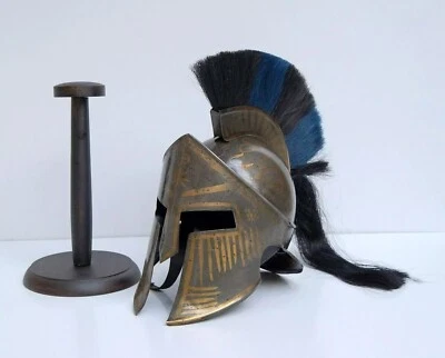 Casco de diseñador con pluma negra y azul con soporte de madera expositor Foto 1 de 3