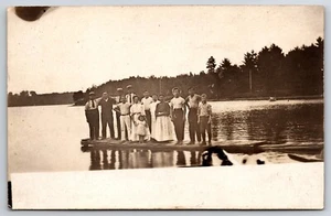 RPPC Muelle de Pesca Grupo de Agua Personas Foto Real Tarjeta Postal Historia - Imagen 1 de 2