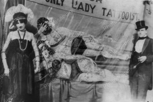 Lady Tatooist professioneller Fotolabor-Nachdruck - Bild 1 von 1