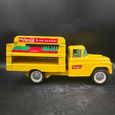 Camión de reparto y botellas de Coca-Cola Buddy L de acero prensado amarillo de colección Foto 1 de 4