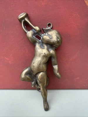 Antiguo querubín de latón macizo soplando un cuerno aldaba de puerta recuperado salvamento 16 cm Foto 1 de 4