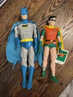 Presents Hamilton 礼物 15 英寸蝙蝠侠和 12 英寸罗宾乙烯玩偶带支架 — 第 1/4 张图片