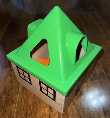 Juguete de reconocimiento de forma de casa de madera para bebés pequeños IKEA Foto 1 de 4