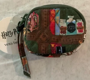 Vera Bradley Harry Potter Hogwarts Biblioteca Air Pods Estuche Bolsa Dije Elphaba Nuevo - Imagen 1 de 3