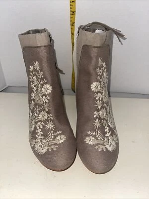 Bota Toms Evie Floral Bordada Gamuza Lona Tacón Bloque Taupe Para Mujer 8 Mm45 Foto 1 de 4
