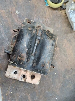 Pontiac Grand Prix SJ 455 LH 1975 montaje motor delantero NOS GM 497473 Foto 1 de 4