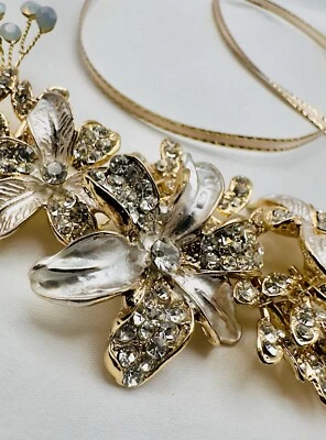 Diadema floral para bodas u otros eventos formales Foto 1 de 3