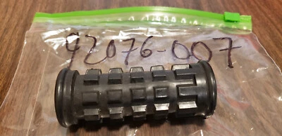 Cubierta de goma reposapiés trasero OEM NOS Kawasaki C2 F3 F4 C2SS C2TR OEM PAD Foto 1 de 3