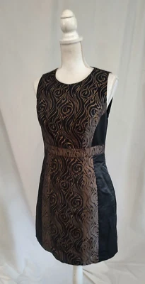 Платье-футляр Nicole Miller черно-золотое жаккардовое парчовое с замочной скважиной с открытой спиной размер 8 - Изображение 1 из 4