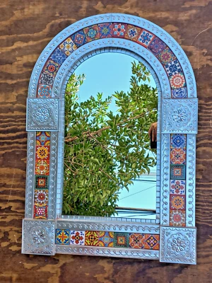 Espejo de hojalata perforado arqueado 33" hecho a mano arte popular mexicano decoración de pared grande Foto 1 de 4