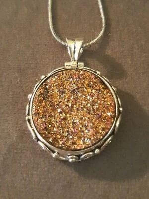 Colgante de piedras preciosas druzy naranja en collar de cadena de serpiente de plata  Foto 1 de 4