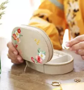 Lisa Angel Reino Unido Flor Bordada Floral Terciopelo Estuche de Joyería para Viaje o Vanidad - Imagen 1 de 3