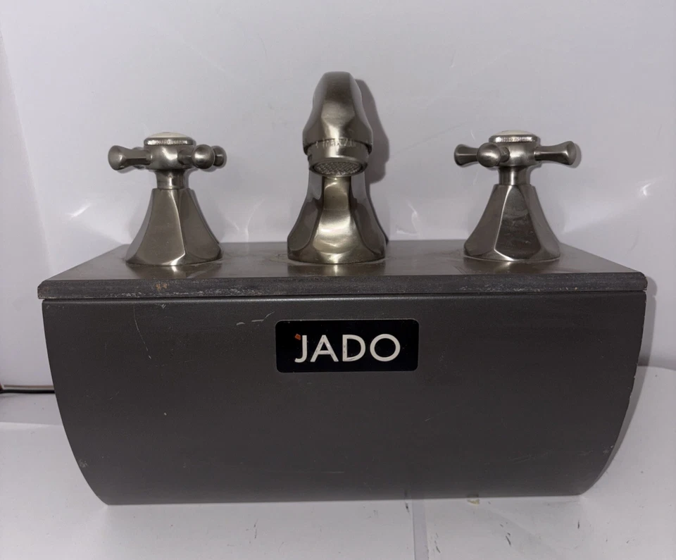 Grifo de baño de níquel Jado en exhibición de tienda frío caliente Foto 1 de 4
