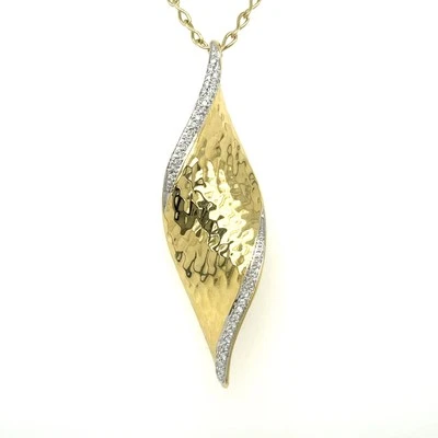 Colgante clásico de oro amarillo de 18 k John Hardy ondulado de cadena con borde de diamante de 0,20 36" Foto 1 de 4