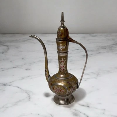 Tetera Genie vintage india de latón grabada diseño floral de aproximadamente 12 pulgadas de alto Foto 1 de 4