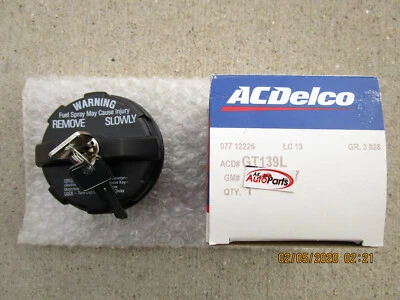 92 - 97 GMC K1500 K2500 K3500 FUEL TANK GAS FILLER LOCKING CAP W/ KEY OEM NEW  - Image 1 of 2