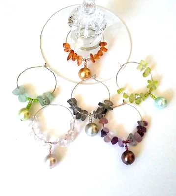 Dijes de copa de vino de piedra multicolor hechos a mano (juego de 6) Foto 1 de 4