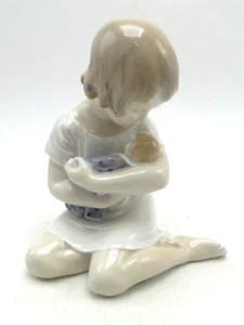 Vecchia statuina Royal Copenhagen ragazza con bambola #1938 5 pollici porcellana dipinta a mano - Foto 1 di 8
