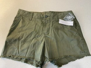 TIME AND TRU Women's Green Khaki Shorts ~ Size 6 ~ New with tags ~ Distressed - Picture 1 of 9