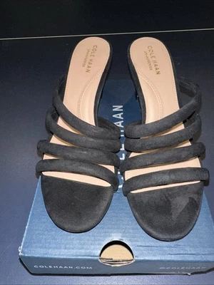 COLE HAAN GRANDSERIES 女式黑色 Adella Flare 麂皮绒高跟鞋凉鞋 7.5 B 全新 — 第 1/4 张图片