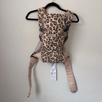 Mini portabebés Baby Bjorn beige estampado de leopardo de algodón OS MAX 25 lb Foto 1 de 4