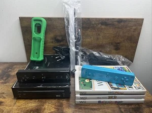 Nintendo Wii NERA Console System Bundle 3 Giochi Controller Cavi Sensore FUNZIONANTE - Foto 1 di 9
