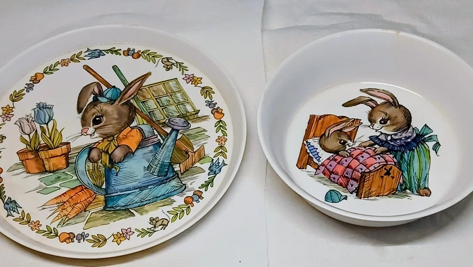 Juego de vajilla Peter Rabbit vintage años 60. Cuenco y plato de plástico de melamina. Foto 1 de 4