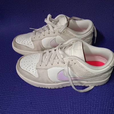 Talla 5.5 - Nike Dunk Low Iridiscent Swoosh W Foto 1 de 4