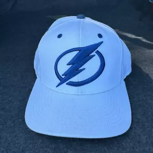 Gorra Tampa Bay Lightning Snap Back para hombre blanca NHL Mitchell & Ness - Imagen 1 de 13