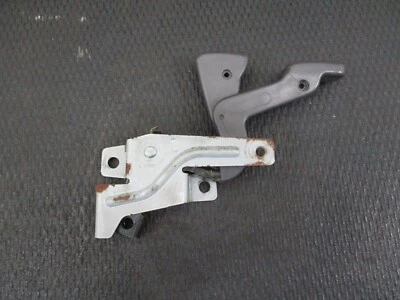 Eagle Talon 1991 - liberación de puerta de gas / apertura de escotilla trasera - manija de palanca de tracción Foto 1 de 4