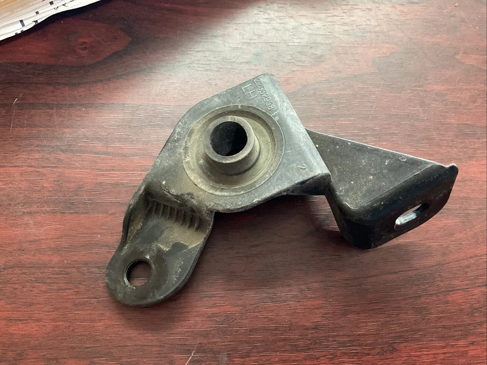 Suporte de radiador lateral esquerdo Chevrolet Malibu 2018 #22982958 - Imagem 1 de 1