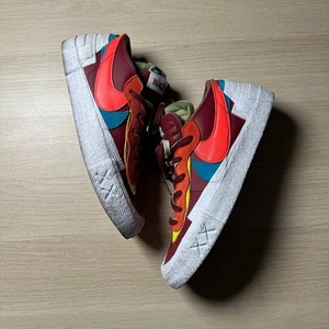 Taglia 10,5 - Nike Blazer Low x KAWS x sacai Viola Crepuscolo 2021 - DM7901-500 - Foto 1 di 24