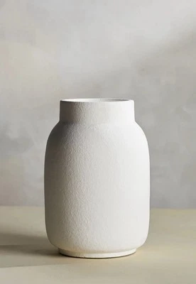 Jarrón clásico de terracota rústica pintado a mano con acabado mate para una toma moderna Foto 1 de 3