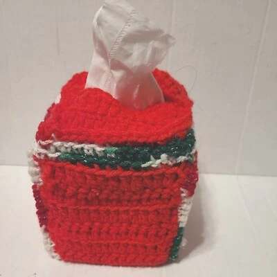 Cubierta de caja de pañuelos faciales de ganchillo a mano roja, verde y blanca vacaciones de Navidad Foto 1 de 4