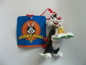 LOONEY TUNES ORNAMENT SYLVESTER READING TO TWEETY IN BOX - Picture 1 of 2