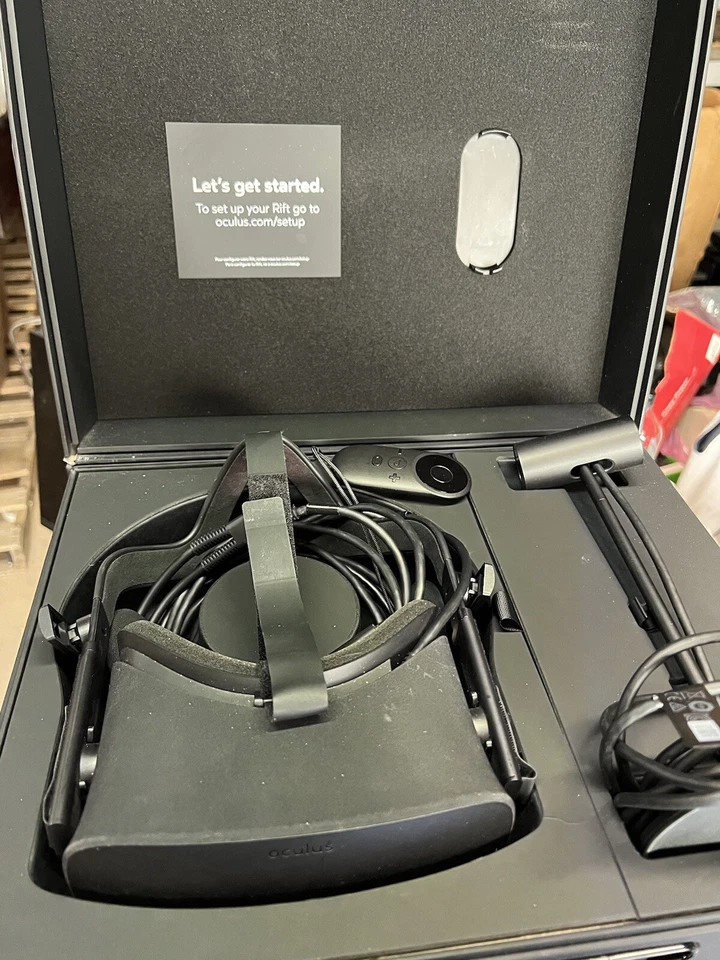 Meta Oculus Rift CV1 Virtual Reality Headset w/ Oculus  Controllers - Image 1 of 4
