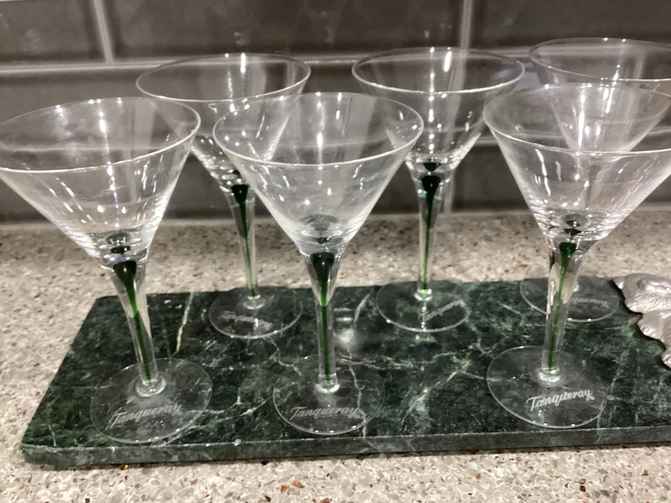 Juego de 6 vasos Martini Tanqueray Nº 10 Filamento Verde Tallo Lágrima Grabados Foto 1 de 4