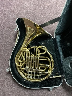 Cuerno francés doble King con estuche sin boquilla serie 530071 en buen estado de juego. Foto 1 de 4